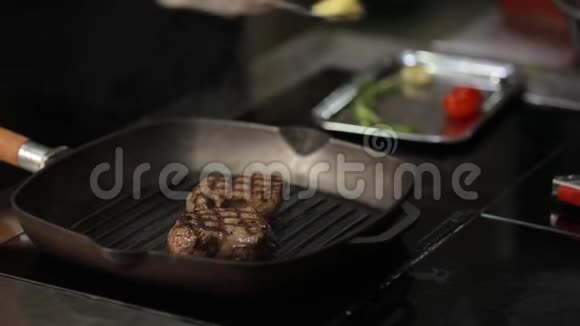 厨师在烧锅上准备肉视频的预览图