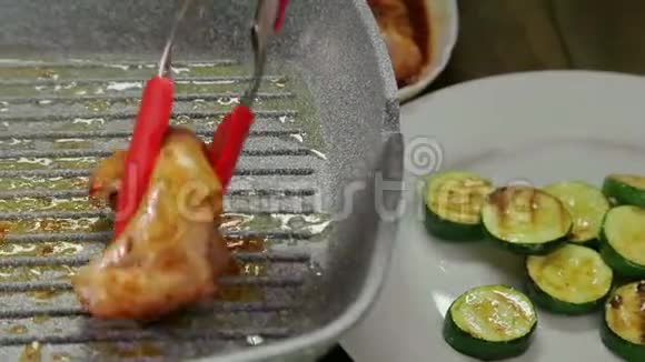 一个女人手把鸡肉放在烤盘上把酱汁倒在上面视频的预览图