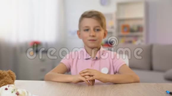男孩从坐在餐桌前的女性手中品尝冰淇淋甜筒童年甜点视频的预览图