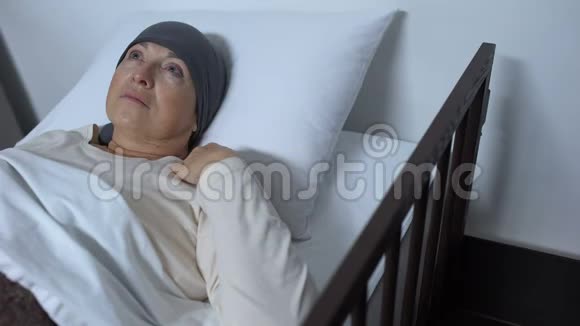 患有癌症卧床不起不治之症的抑郁女性患者视频的预览图