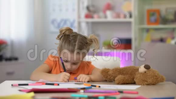 女学龄前儿童绘画和玩具玩具玩具游戏室休闲视频的预览图