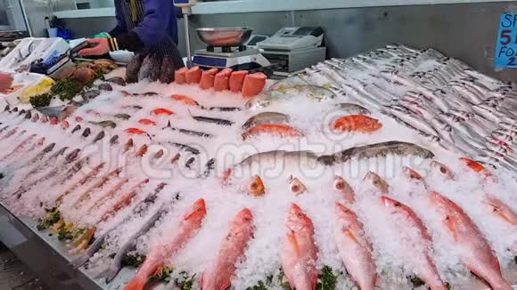 英国鱼贩店的无现金交易视频的预览图