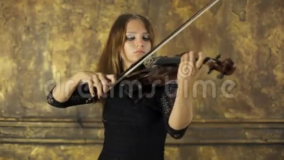 女孩在老式背景下拉小提琴视频的预览图