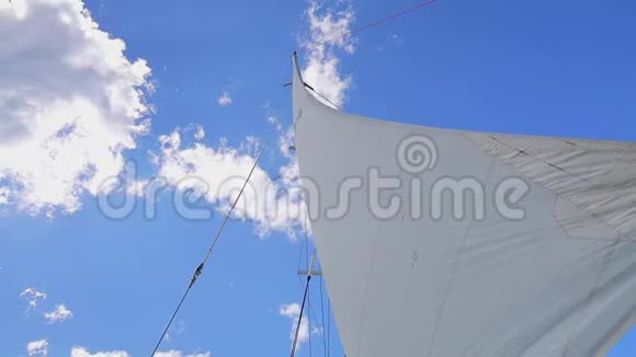 加勒比海的帆船在阳光明媚的天空中航行视频的预览图