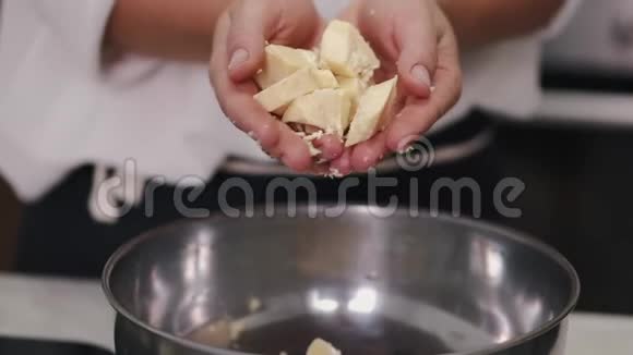 女人把白巧克力碎片扔进碗里视频的预览图