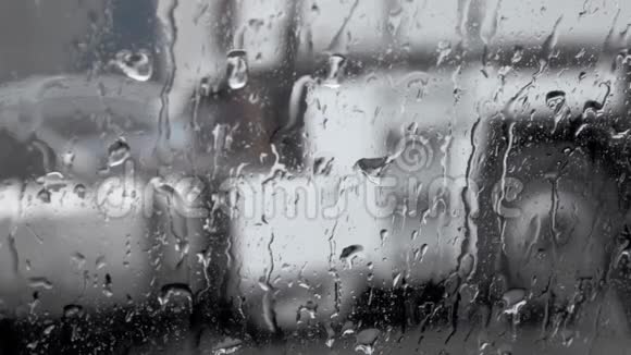 玻璃上雨滴的慢动作视频视频的预览图
