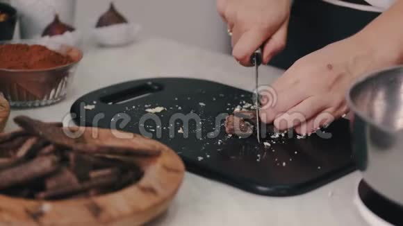 那个女人正在厨房切黑巧克力棒视频的预览图