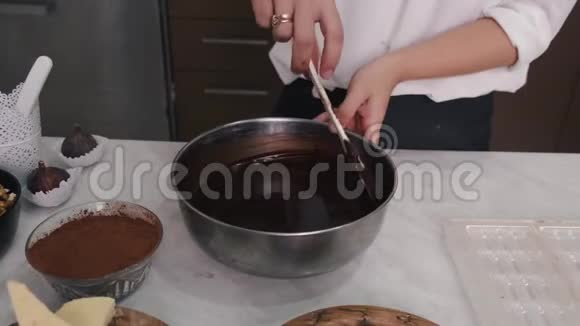 欧洲女人在碗里搅拌热巧克力视频的预览图