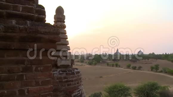 一座红砖建筑俯瞰着一大片田野视频的预览图