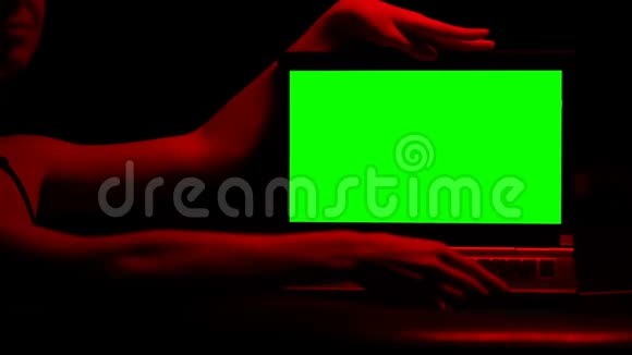 女士抚摸笔记本电脑红色照明成人网站的概念护送服务视频的预览图
