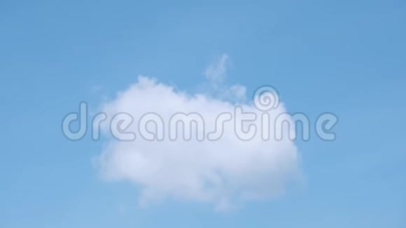 白天蓝天背景下的时间流逝单一自然白云视频的预览图