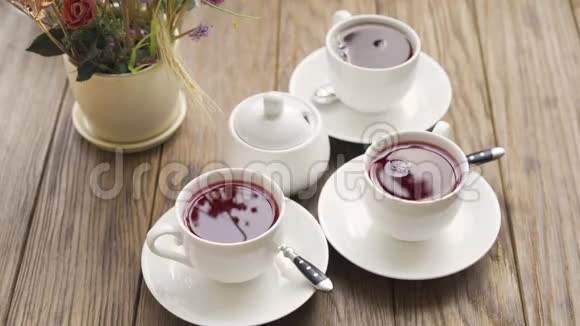 在现代咖啡馆里桌上放着三杯茶和一碗糖在室内放松提供热茶视频的预览图