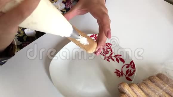 女人铺上奶油甜饼放在盘子里视频的预览图