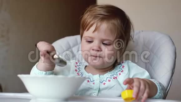小女孩坐在高椅子上慢吞吞地吃一勺意大利面视频的预览图