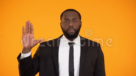 自信的美国黑人男性西装革履宣誓就职竞选视频的预览图
