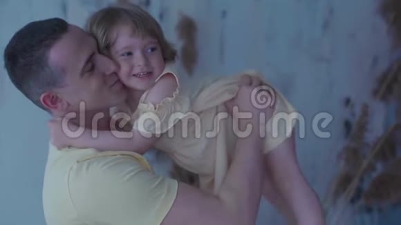 家庭幸福可爱的爸爸和可爱有趣的小女儿在家玩慢动作视频的预览图