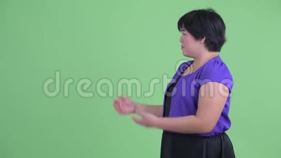 快乐年轻体重超重的亚洲女人向后展示视频的预览图
