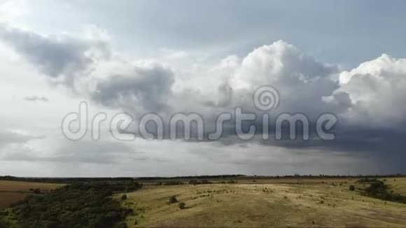 在蓝天和草地上空中观看云层的时间流逝视频的预览图