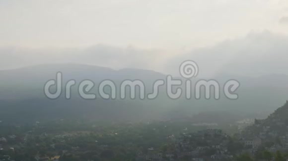 剪影青山透雾霭云雾笼罩城市上的山景夏季覆盖的高地视频的预览图