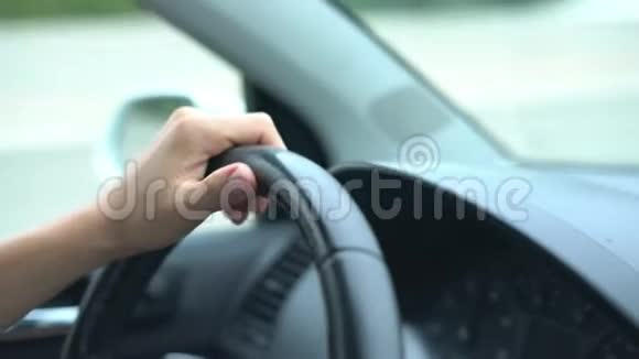 在高速公路上行驶时司机把手放在汽车方向盘上视频的预览图