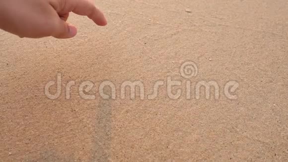 在沙滩上用手画心形视频的预览图