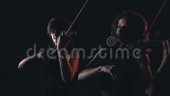 两位女小提琴手表演她们的角色私密照明视频的预览图