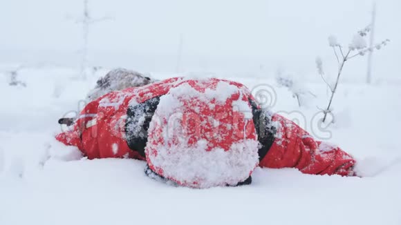 一个疲惫的旅行者或登山者正试图从雪山下出来一个人在雪地里爬行视频的预览图