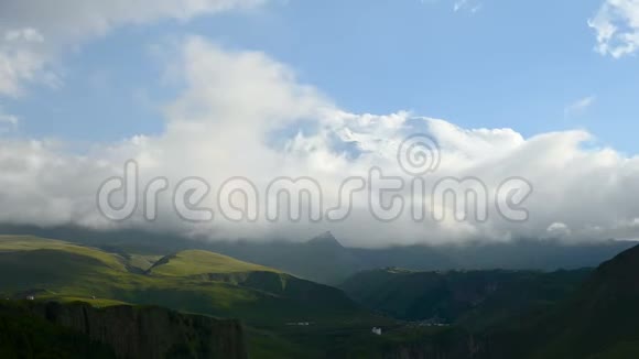 日落时分在一座白雪覆盖的山上沉睡的埃尔布鲁斯火山上四公里长的漩涡云有峡谷的青山视频的预览图