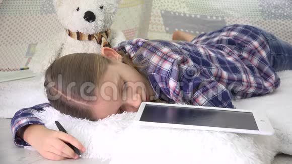 有压力的孩子在学习时睡觉孩子在平板电脑上写作业视频的预览图