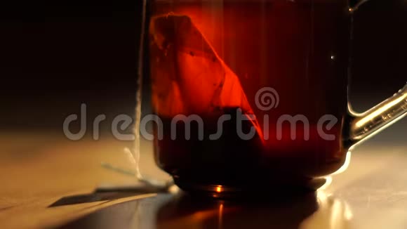 红茶是用茶包冲泡的站在朝阳的桌子上视频的预览图