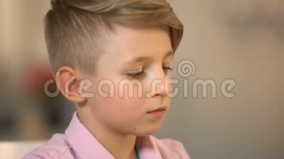 男童饮用牛奶饮料特写晨间营养保健乳糖视频的预览图