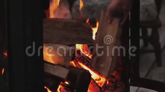 男人在房子里点燃壁炉视频的预览图