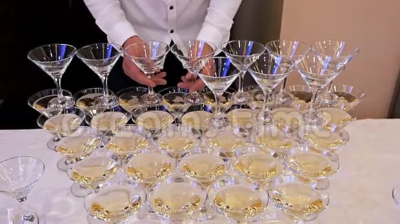 侍者准备了一个金字塔形的香槟酒杯香槟金字塔庆祝香槟新年酒很多视频的预览图