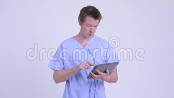 快乐青年患者使用数码平板电脑并竖起大拇指的肖像视频的预览图