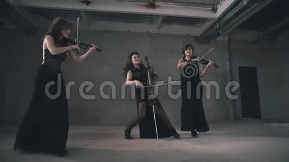三个小提琴手女孩都很棒很棒的乐器三人组穿黑衣的女孩视频的预览图