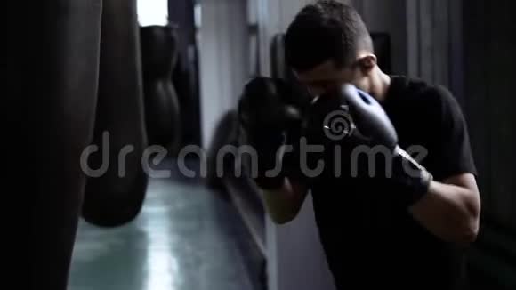 男性拳击手训练在拳击袋上打得很厉害白人年轻人在健身房锻炼勤奋有动力视频的预览图
