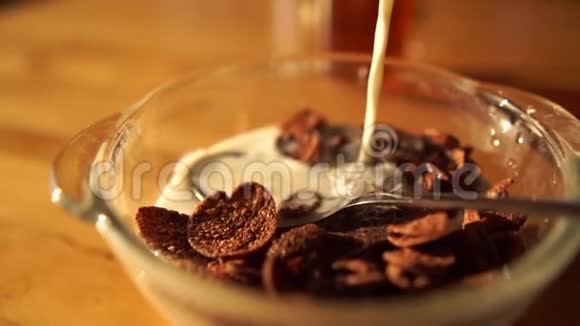 清晨巧克力片躺在盘子里视频的预览图