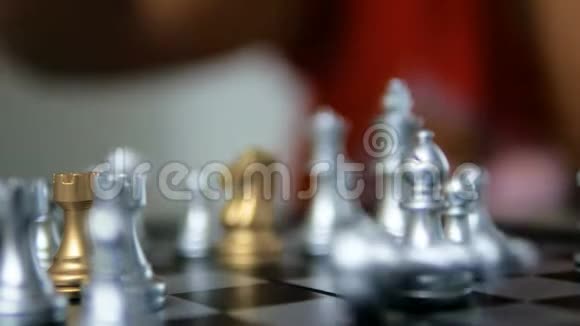 特写镜头下女子下棋棋局比喻商业竞争输赢选择焦点浅深f视频的预览图