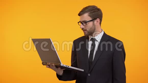 快乐的男人手提电脑竖起大拇指对新的软件工作很满意视频的预览图