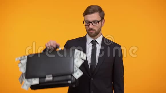 男的带着钱展示公文包做个好手势发薪日贷款服务视频的预览图