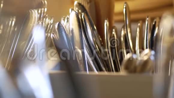 餐具特写叉子勺子和刀子视频的预览图