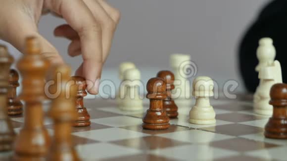 特写镜头下女子下棋棋局比喻商业竞争输赢选择焦点浅深f视频的预览图