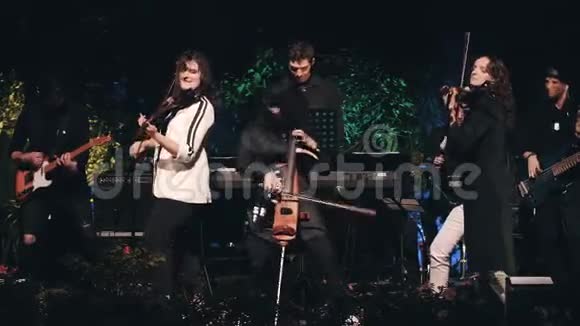 很酷的摇滚乐队有三个小提琴手在前景视频的预览图