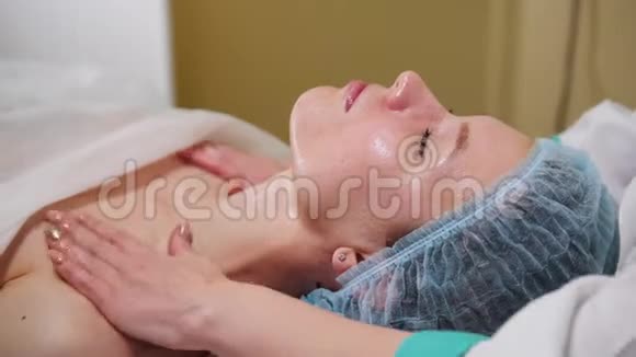 美容诊所面部按摩治疗医生把特殊的油涂在脸上温和按摩视频的预览图