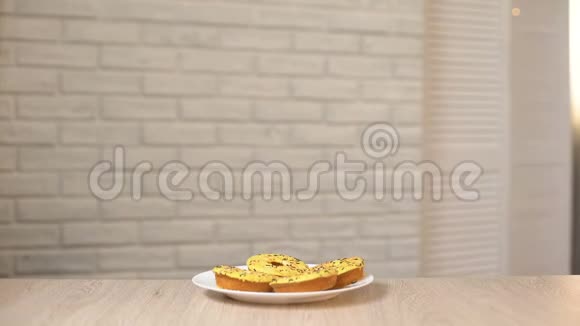 女孩和男孩拿着黄色的甜甜圈吃着有趣的不健康的零食视频的预览图