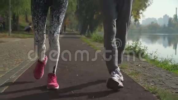 一对快乐的年轻夫妇在晨跑视频的预览图