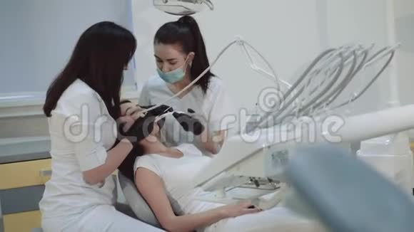 牙医检查女性患者的牙齿愈合情况4K视频的预览图