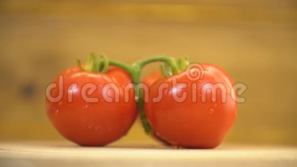番茄站在旋转的桌子上视频的预览图