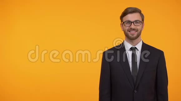 成功的商人手伸在橙色背景上放置模板视频的预览图
