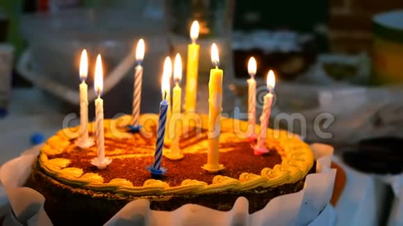 厨房的桌子上放着漂亮美味的生日蛋糕和燃烧的蜡烛视频的预览图